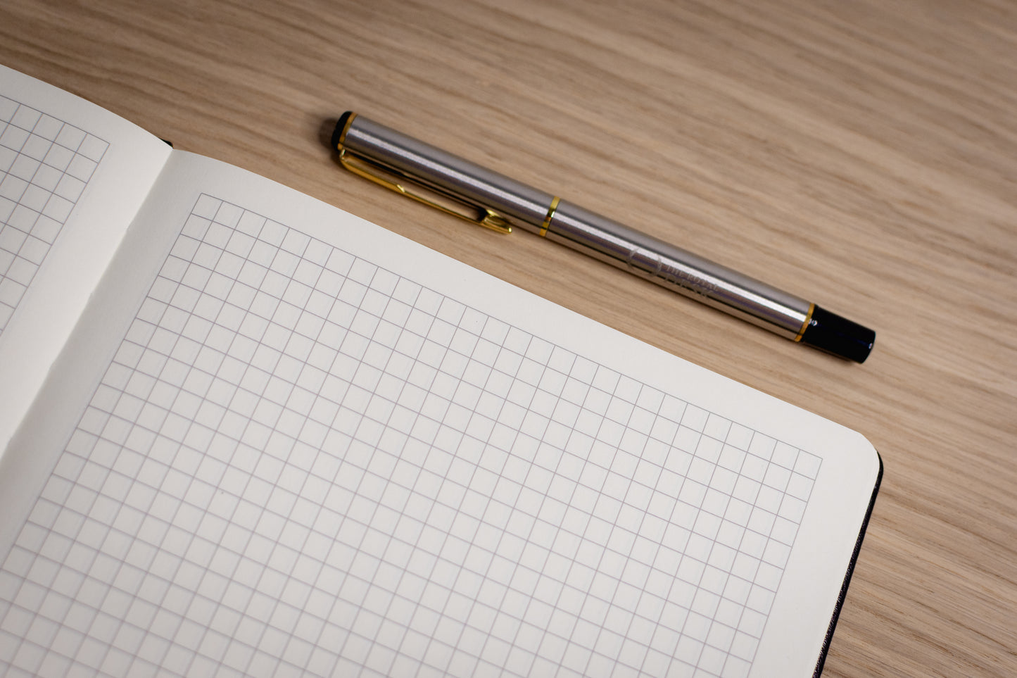 Griglia 250 – Cuaderno B5 Cuadriculado con Bolígrafo Metálico y Caja Regalo