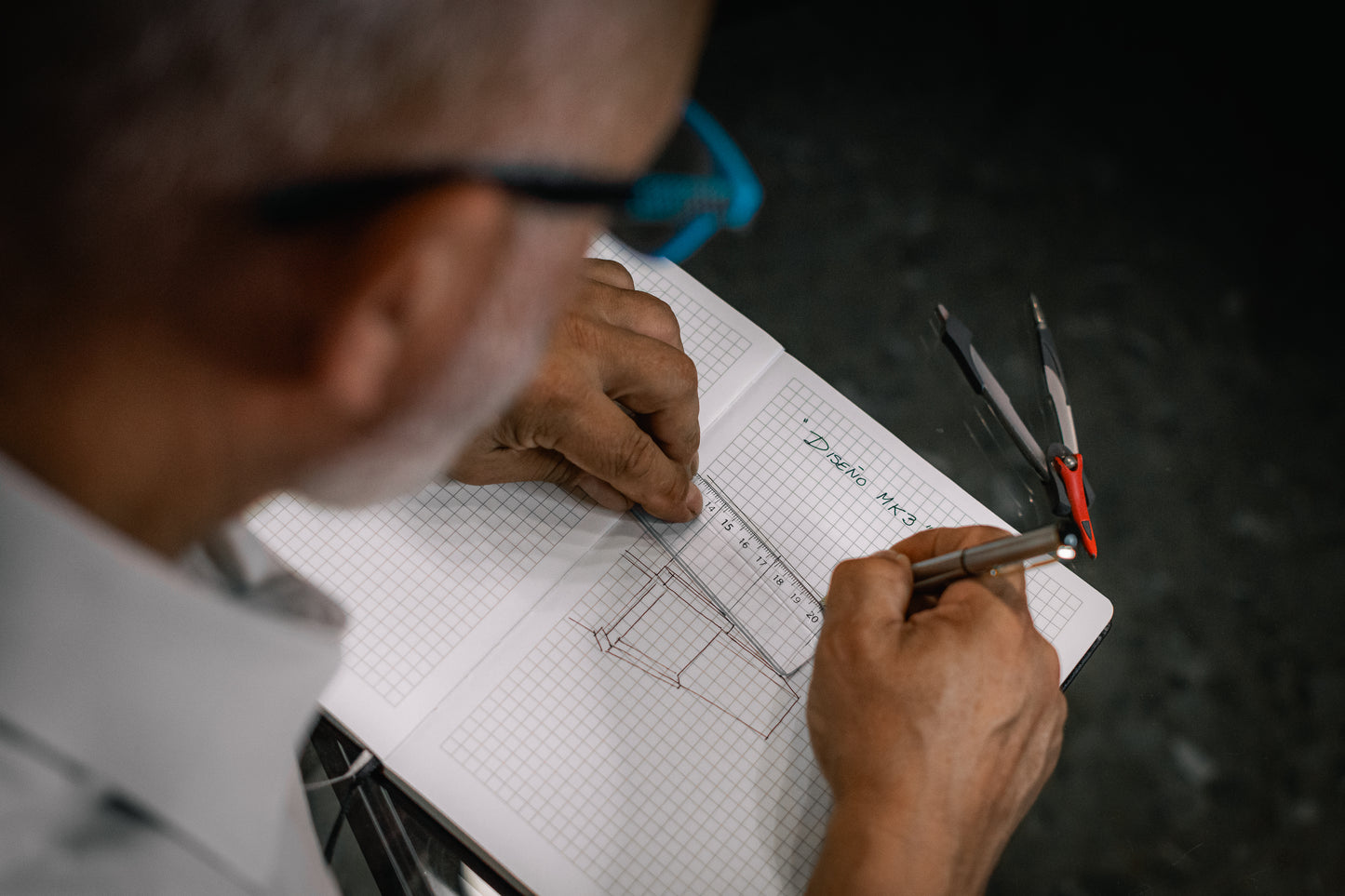 Griglia 250 – Cuaderno B5 Cuadriculado con Bolígrafo Metálico y Caja Regalo