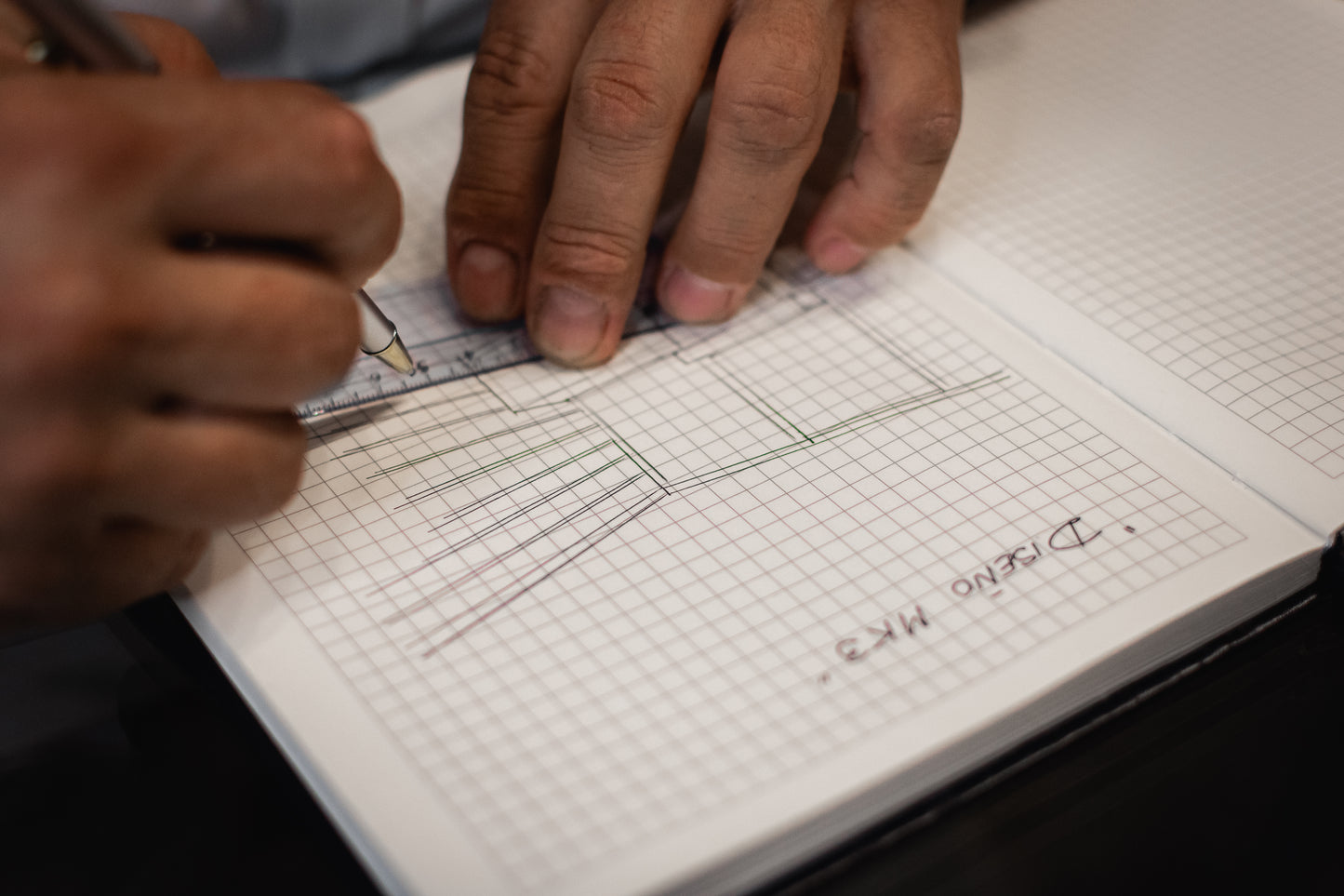 Griglia 250 – Cuaderno B5 Cuadriculado con Bolígrafo Metálico y Caja Regalo